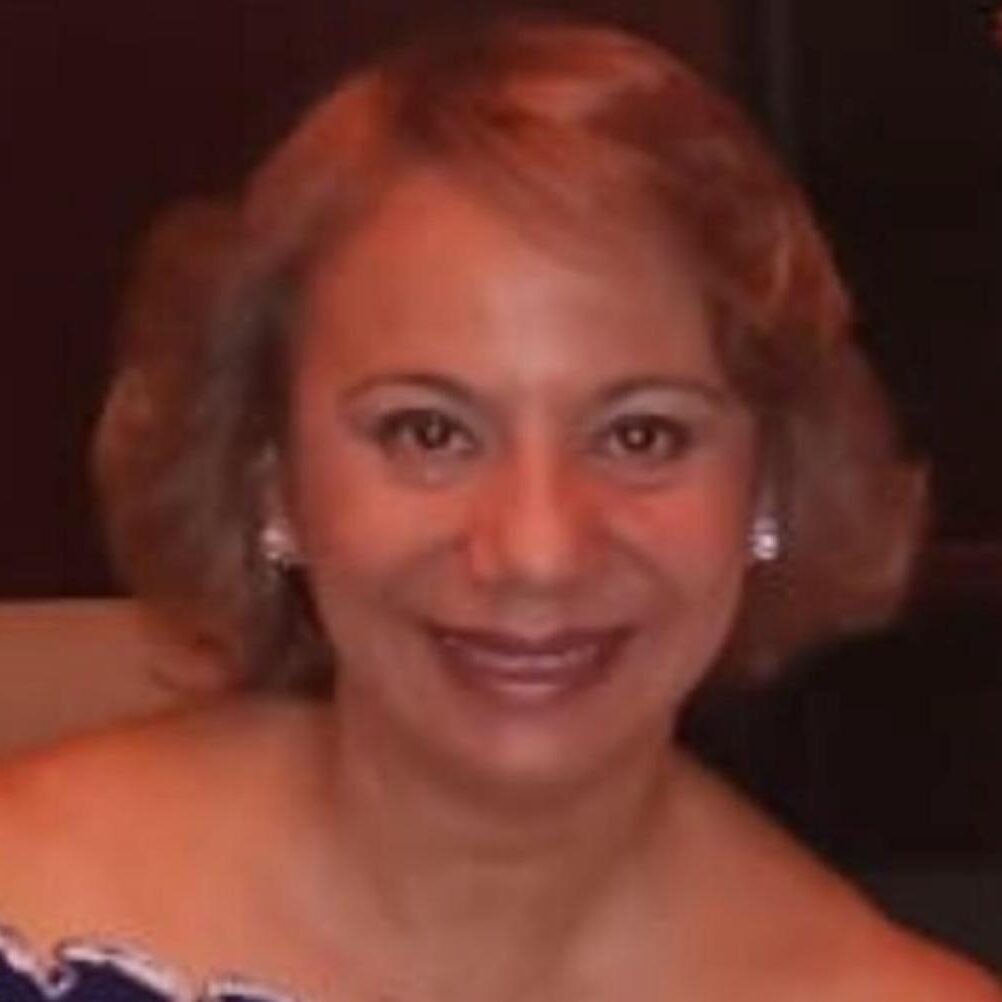 GINA-MENENDEZ-FOTO-square-b175d1e43673cb475b7a863a60c0082e-